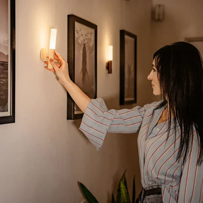Lumora™ | Drahtlose Sensorlampe mit Holzakzent